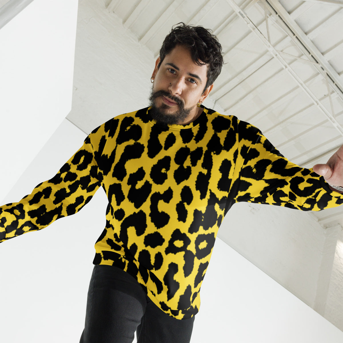 Leopard print sweatshirt with long sleeves and crew neckline, yellow and dark spot pattern
