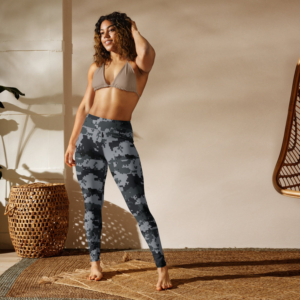 Digital camo yoga leggings in dark gray and black, high waist, full-length