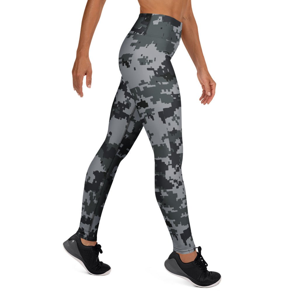 Digital camo yoga leggings in dark gray and black, side view, high waist, full-length