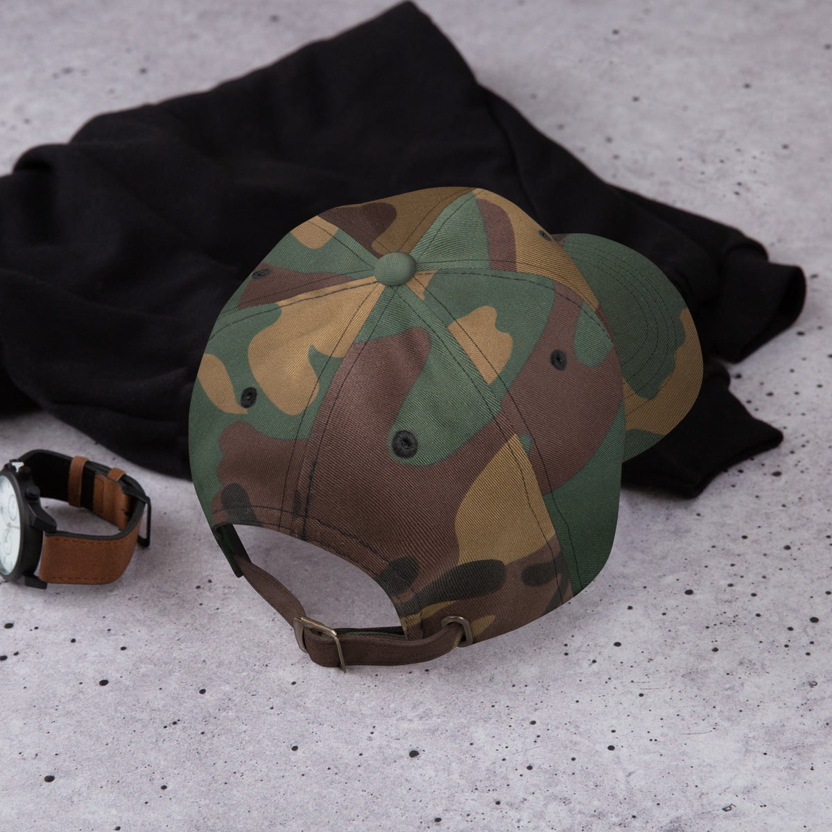 Embroidered baseball cap in camo green-brown with curved brim and adjustable strap